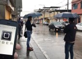 Usuarios del servicio de traslados Uber tienen que acceder a tarifas elevadas por la alta demanda.