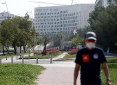 Un elemento de seguridad permanece en las afueras del hotel Crowne Plaza en Yas Island, Abu Dhabi, donde permanecen encerrados por seguridad ciclistas y miembros del cuerpo técnico del Tour de los Emiratos Árabes.