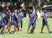 Entrenamiento de Liga deportiva Universitaria de Quito donde la novedad fue la presencia de Billy Arce, jugadores como Junior Zonorza, Antonio Valencia, Aguirre, Quinteros y Gabbarini, le dan la bienvenida

 Quito 14 de Enero de 2020 Agencia(ag-extra ag-expreso-ag-quito)