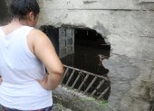 Los moradores rompieron parte de la pared para evitar inundaciones.