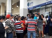 Decenas de personas llenaron las farmacias porteñas en busca de mascarillas.