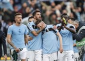 Felipe Caicedo (d) celebra el triunfo del Lazio ante el Bolonia.