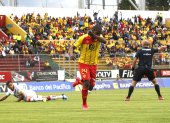 Edson Montaño festeja tras marcar el primer gol del Aucas.