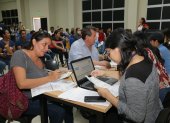 Cientos de padres de familia acuden desde ayer a las sedes educativos para solicitar el traslado de colegios de sus hijos.  En la Zona 8 son atendidos por 151 operadores.