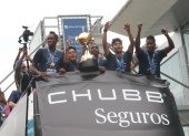 Los jugadores de Independiente del Valle sub 20 durante el recorrido con la Copa Libertadores.