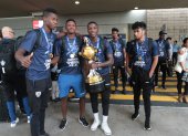 Los jugadores de Independiente del Valle con el trofeo.