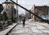 NASHVILLE.- Árboles caídos, postes movidos, edificaciones estropeadas. Así quedó esta población estadounidese, luego de la series de tornados que irrumpieron el martes.