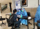 Personal de salud brinda apoyo en puntos estratégicos en el Aeropuerto de Quito. El Ministerio aumentó el personal en arribos nacionales, internacionales y tránsito de pasajeros.
