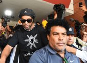 Ronaldinho deja la Fiscalía luego de rendir su declaración.

 FBL-PARAGUAY-BRAZIL-RONALDINHO