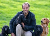 James Middleton acompañado de algunos de sus perros.