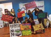 Diana Gardeneira y Elaine Silva, de La Gallina Malcriada, lideraron el taller para hacer carteles para la marcha feminista del 8 de marzo en Guayaquil.