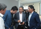 Luis Muentes (c), presidente de la Asociación Ecuatoriana de Árbitros, dialoga con dos colegas suyos luego de expresar las inconformidades de su gremio.
