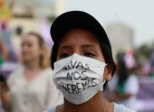 Una mujer usa un tapabocas que tiene escrito el mensaje "vivas nos queremos" durante una movilización este sábado con motivo de la celebración del Día Internacional de la Mujer, en Lima (Perú).