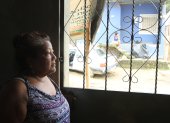 Hecho. Concepción Barén mira desde su ventana la casa donde asesinaron a Carolina Bravo, en 2019.