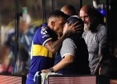 Diego Armando Maradona y su beso con Carlos Tévez, un nuevo capítulo en la vida del polémico astro argentino.