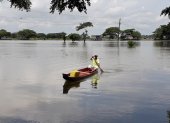 Daule. En los recintos, debido al agua acumulada en las calles, las familias pueden movilizarse solo en canoas.