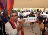 La Unidad de las Izquierdas organizó un ejercicio de elecciones primarias en las que Alberto Acosta, representante de Montecristi Vive, ganó la candidatura presidencial para el 2013.  En la imagen, Juan Vizueta ejerce su derecho al voto en el proceso interno en la Universidad de Guayaquil.