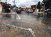 El agua salía a chorros en la calle Guayacanes.