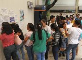 Un grupo de estudiantes de la Facultad de Ciencias Médicas se volcó a las ventanillas de la unidad académica en busca de un tutor para su proceso de titulación.