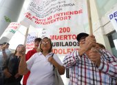 Los jubilados de la Universidad de Guayaquil realizaron un plantón en el Palacio de Justicia.