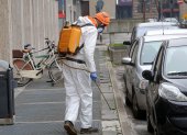 Un trabajador realiza el saneamiento de carreteras y aceras, en Padua, Italia, que tiene el mayor número de contagiados y muertes en Europa.
