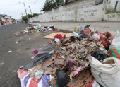 Hecho. En diferentes sectores de la ciudad se observa basura regada. Los desechos se juntan con charcos formados por la lluvia.