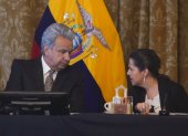 El presidente Lenín Moreno conversar con la ministra de Gobierno, María Paula Romo.