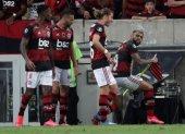 Gabigol (d) festeja con sus compañeros el segundo tanto, tras un penal.