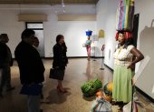 Arte. Los visitantes observan a la mujer afrochoteña con varios frutos que venden en los mercados, como el verde, zapallo, entre otros productos.