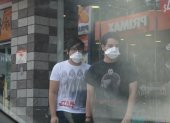 Jóvenes caminan por el centro de Guayaquil, usando mascarillas por el coronavirus.

PERIODISTA : LINA ZAMBRANO  

FECHA : 12/03/2020 

Agencia (ag-extra)