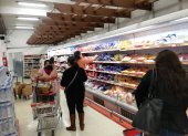 2. Supermercados. La ciudadanía volvió a sobrerreaccionar a las medidas de prevención y acudió en masa a las tiendas para comprar comida. Los locales comunicaron que tienen suministros garantizados y no hay necesidad de abastecerse.