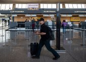 Pocos pasajeros recorren el Aeropuerto Internacional de Dulles, Virginia, Estados Unidos.