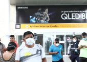 Uno de los guardias de seguridad del aeropuerto controla el ingreso de personas a la terminal.