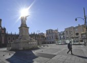 NÁPOLES. Un napolitano transita por una desierta plaza en medio de la crisis sanitaria que afecta a varias ciudades europeas