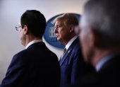 WASHINGTON. El presidente Donald Trump escucha al secretario del Tesoro, Steven Mnuchin, durante la conferencia de prensa diaria sobre la situación de la pandemia de coronavirus en su país.