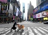 NUEVA YORK. Un hombre atraviesa una importante avenida de Manhattan, tras las medidas impuestas por la Gran Manzana, en su intento por controlar la propagación del virus.