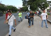 Maestros de construcción, jardineros y trabajadoras del hogar remuneradas en la vía a la Costa, a la salida de su labor el lunes 16 de marzo por la tarde.