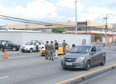 El control para evitar la circulación masiva de automotores en Guayaquil se realiza en varios puntos de la ciudad.