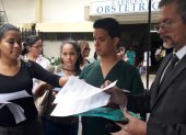 Un grupo de estudiantes de la Universidad de Guayaquil que realiza el internado rotativo en varios hospitales.