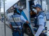 Los buses se desinfectan para circular en Guayaquil.