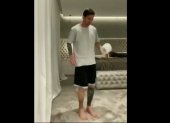 Lionel Messi dominando el rollo de papel higiénico y cumplió con el 10 toques challenge.