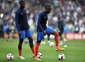 El volante francés, Blaise Matuidi (d) es uno de los futbolistas contagiados por el virus.