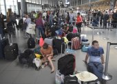 BOGOTÁ. Decenas de pasajeros esperan vuelos en el aerupuerto El Dorado International de esta capital, a horas de una suspensión de los vuelos en Colombia, on March 19, 2020. - Colombia will block all international flights from Monday for 30 .