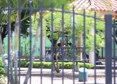 Hecho. En los parques de Guayaquil, donde hay más casos de COVID-19, es común ver aún a personas reunidas.

Foto: Valentina Encalada

Nota:Juan Daniel Ponce



MARZO 23 Guayaquil-Ecuador

Agencia (ag-expreso)