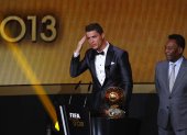 Pelé (d) cree que Cristiano Ronaldo es el mejor jugador de fútbol en la actualidad.