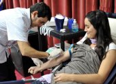 Una persona dona sangre en la Cruz Roja.
