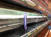 El supermercado se vio obligado a botar todos los alimentos por precaución.