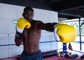 Abel Mina, boxeador de Puerto Quito, entrena en su casa.
