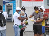 Los vendedores informales laboran por cuarentena en la entrada de la 8.