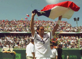 El tenista chileno ondea la bandera chilena en 1998, tras vencer a Agassi y coronarse campeón del Open de Miami, título que le dio el puntaje necesario para escalar al # 1 del mundo.